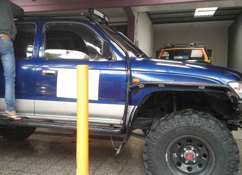 wraping sticker pada mobil offroad